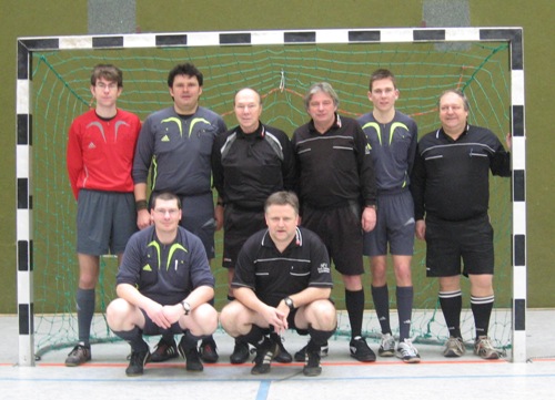 Die Lüneburger Futsal-Debütanten Hinten v. l. n. r.: Morten Brammer (TuS Neetze), Falko Meyer (TuS Barendorf), Ferdinand Strutzberg (TuS Hohnstorf), Manfred Wolff (SV Ilmenau), Christopher Biermann (SV Wendisch Evern), Manfred Kreutz (TuS Reppenstedt); vorne v. l. n. r.: Thorsten Spens, Oliver Vogt (beide SV Eintracht Lüneburg)