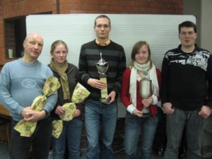 Die Schiedsrichter des Jahres 2008 V. l. n. r.: Siegmund Suchanek (MTV Handorf, Platz 2 Senioren), Sandra Krupop (TuS Reppenstedt, Platz 3 Junioren), Sven Bunsen (Ochtmisser SV, Platz 1 Senioren), Aline Schönsee (SV Eintracht, Platz 1 Junioren), Thorsten Spens (SV Eintracht, Platz 3 Senioren)