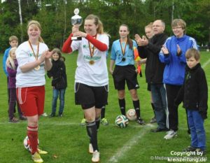 Erfolgreich leitete Celina Böhm (5.v.l.) das Bezirks-Pokal-Endspiel der Frauen im Mai. Foto: Kreiszeitung