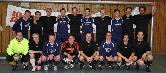 Hatten im fairen Endspiel Spaß und feierten gemeinsam: Das Team Gellersen United und der Schiri-Kreis Lüneburg