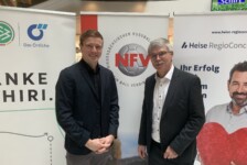 FIFA-Referee Robert Schröder (Hannover) freut sich gemeinsam mit NFV-Präsident und DFB-Vize…