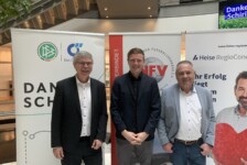 Ein Trio im Jahr der Schiedsrichter für die Schiedsrichter: NFV-Präsident und DFB-Vize Ralph-Uwe Schaffert, FIFA-Schiedsrichter Robert Schröder, Verbandsschiedsrichter-Obmann Bernd Domurat.