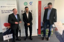 Große Freude beim Bezirksschiedsrichter-Obmann Jürgen Bockelmann (l.), bei Schiwan und beim Kreisschiedsrichter-Obmann Volker Leddin über die großartige Ehrung.