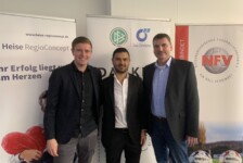 Auch „begeistert von Schiwan“: FIFA-Referee Robert Schröder (Hannover, l.) mit Schiwan Yousef Al Haji und Volker Leddin.