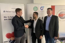 „Dein Engagement ist gar nicht hoch genug zu bewerten.“ – FIFA-Schiedsrichter Robert Schröder gratuliert Schiwan Yousef Al Haji, rechts KSO Volker Leddin.