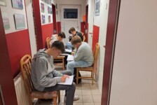 Die Prüfung: Platz ist in der kleinsten Hütte - im Gang vor den Toiletten...